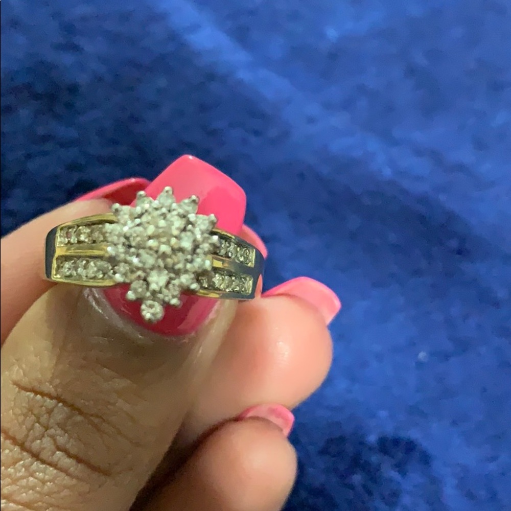 Beautiful 10k cluster diamond ring